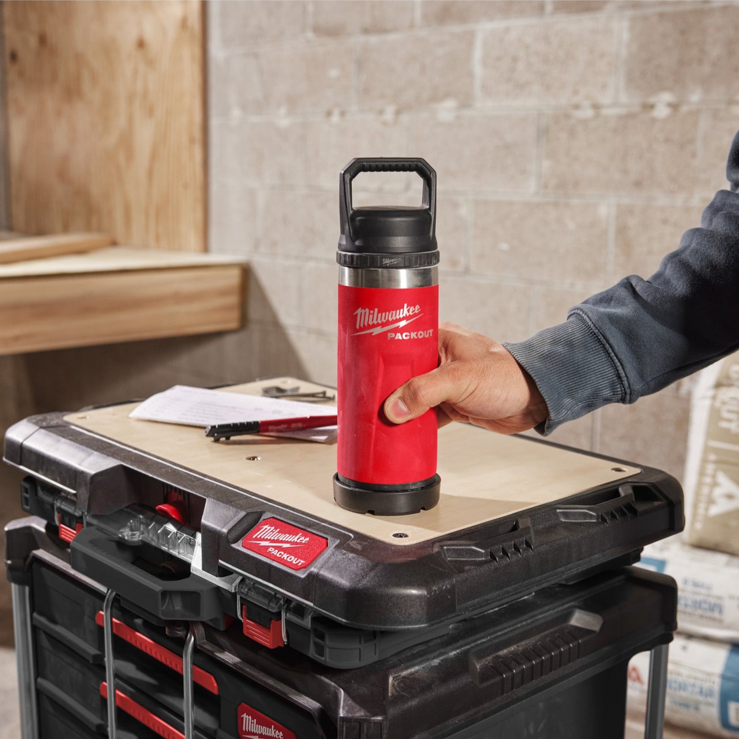 Milwaukee PACKOUT 710 ml fles met deksel roodkeizers_nu_6
