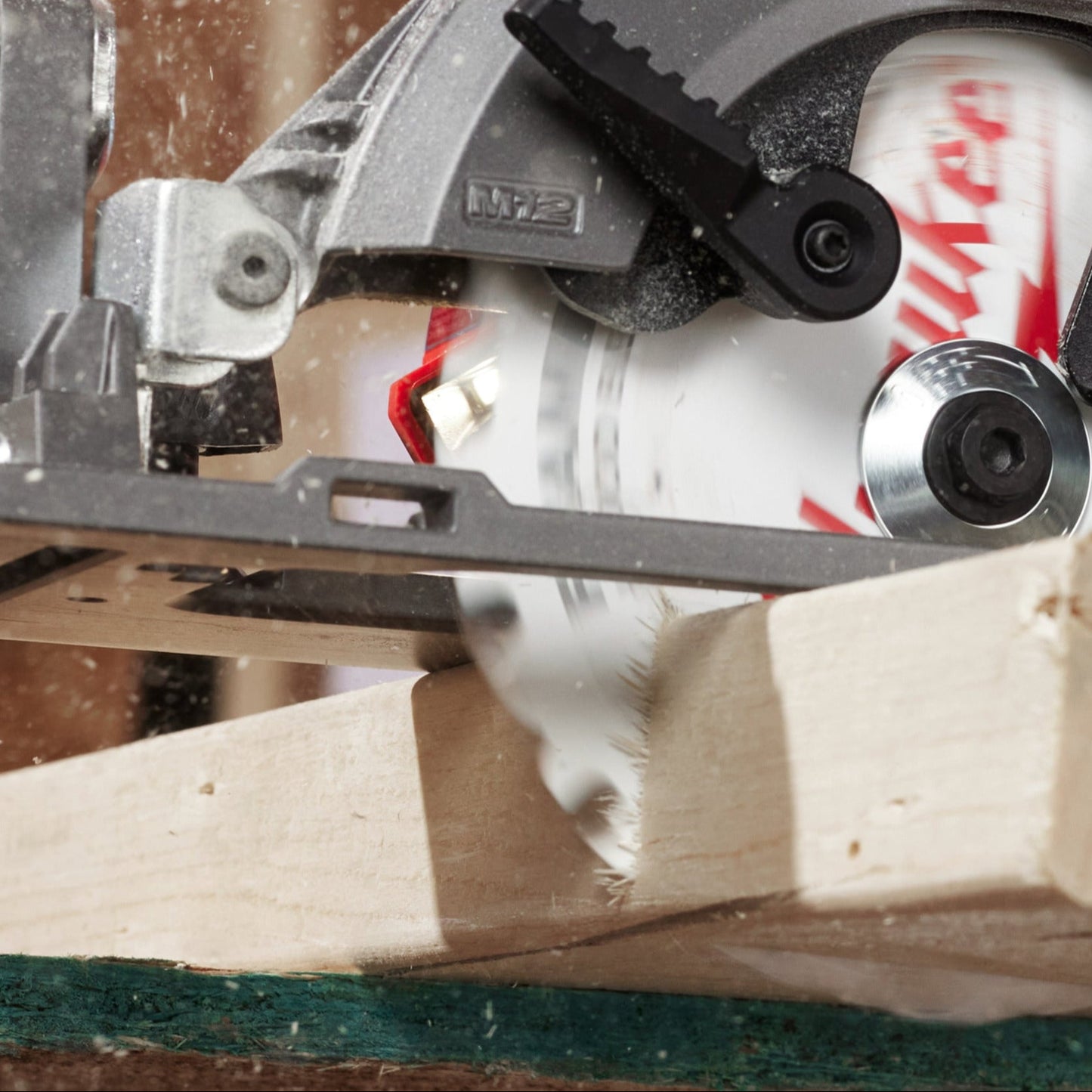 Milwaukee M12 FUEL compacte cirkelzaagmachinekeizers_nu_10