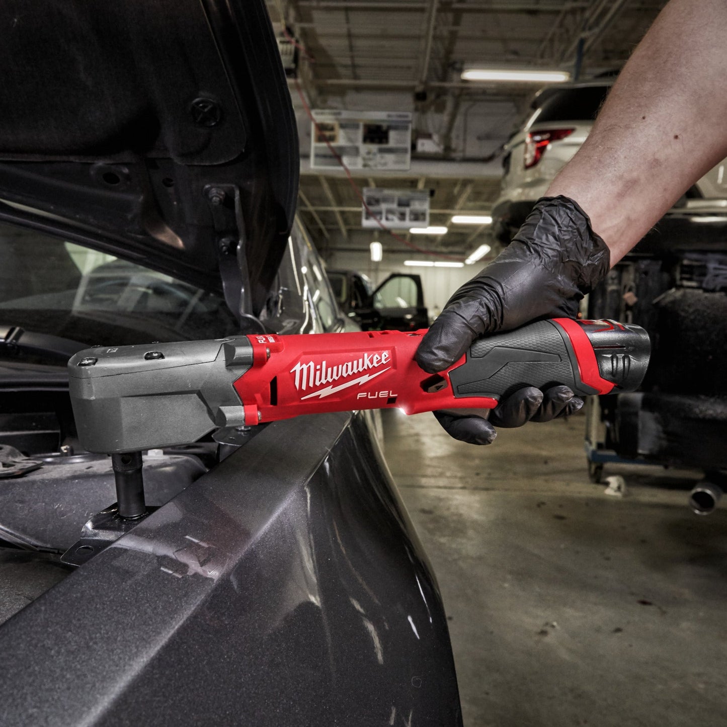 Milwaukee M12 FUEL ½″ haakse slagmoersleutel met frictieringkeizers_nu_5