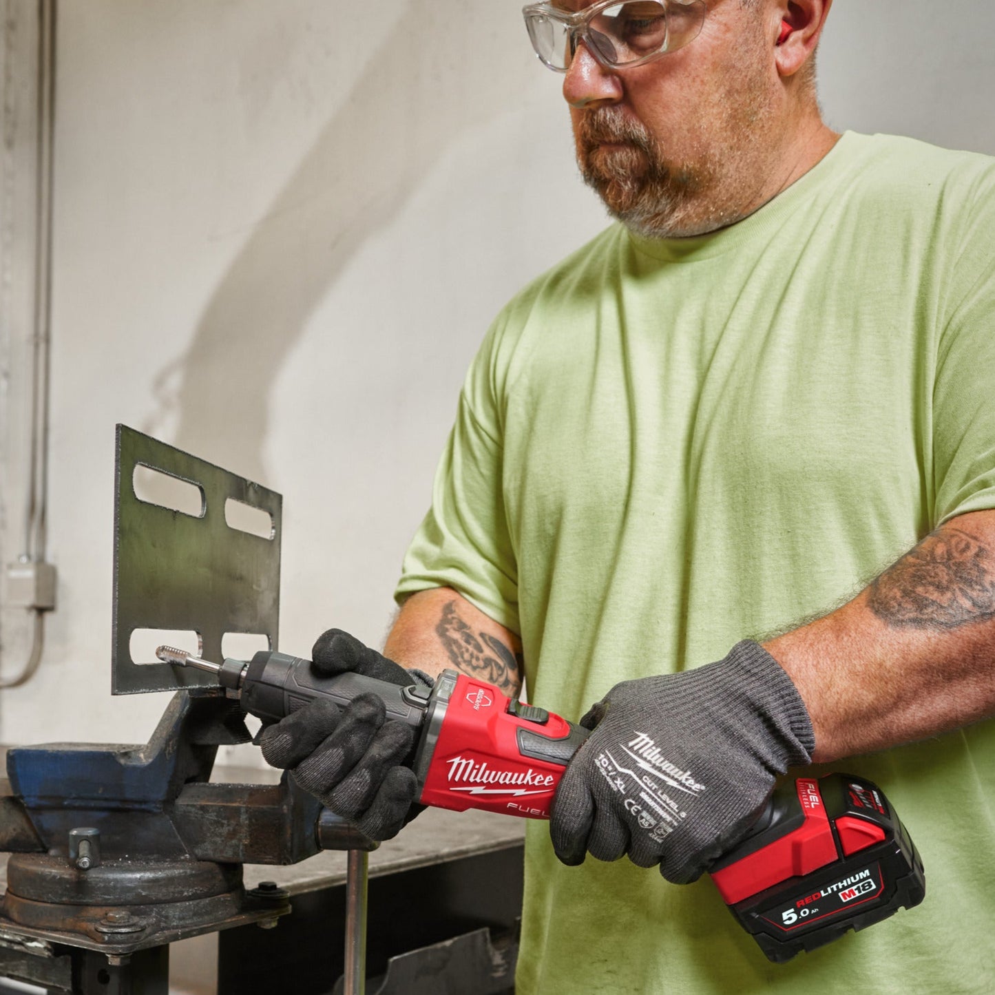 Milwaukee M18 FUEL RECHTE SLIJPMACHINE MET SCHUIFSCHAKELAAR toepassing 3
