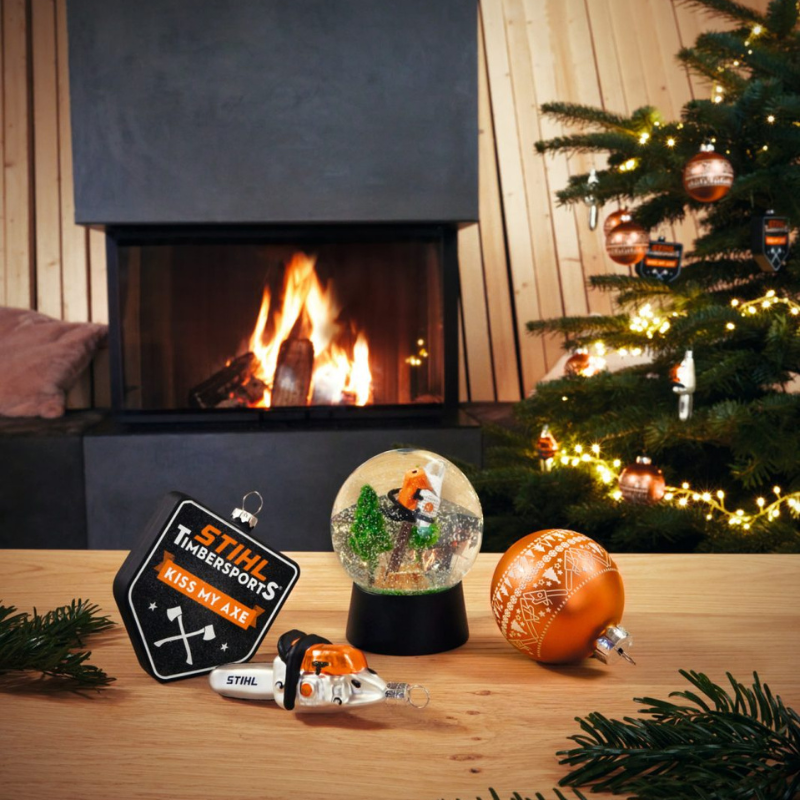 STIHL Kerstbal "Kiss My Axe"