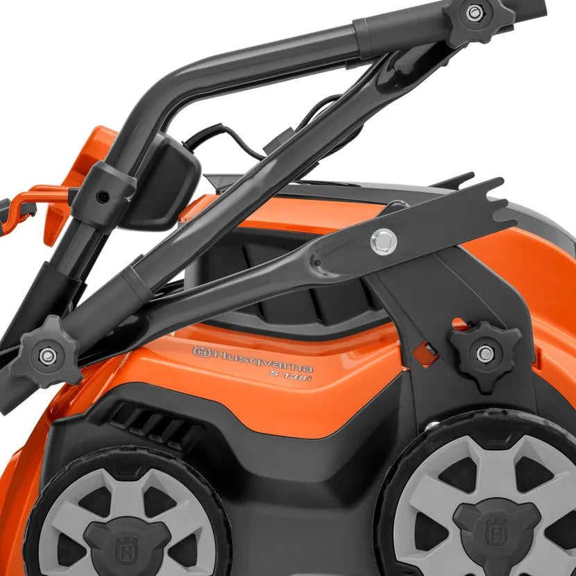 Husqvarna S 138i Accu Verticuteermachine - Incl. Accu & Lader-keizers.nu