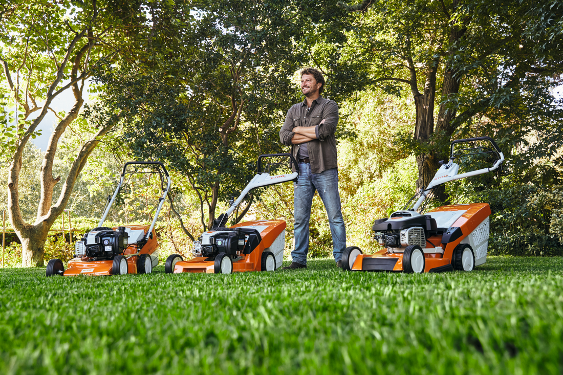 Stihl benzine grasmaaiers serie 2, 4, 6, 7 en R naast elkaar