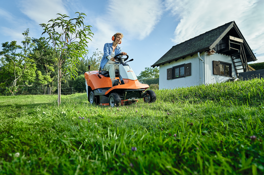 Wanneer Een Zitmaaier Kopen? Tips Voor De Juiste Timing en Overwegingen