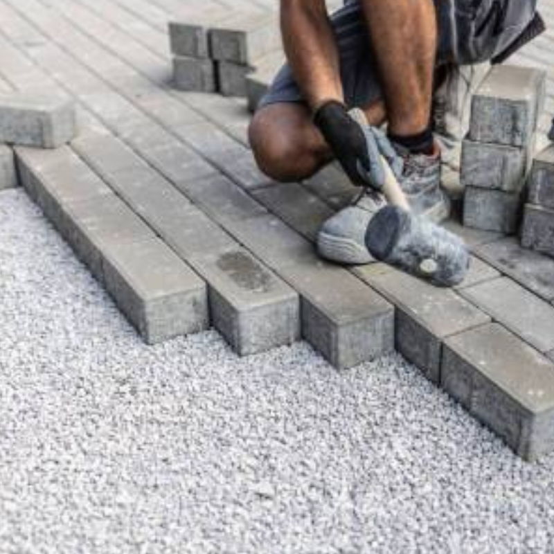 Een stratenmaker aan het werk.