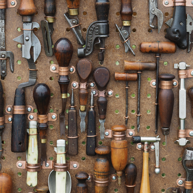 Allerlei gereedschap aan een wand.