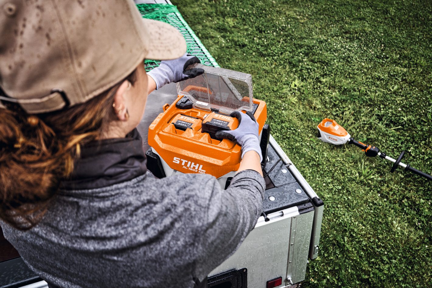 STIHL AL 1802.0 MO Accusnellader in gebruik regen