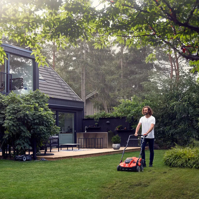 Husqvarna S 138i Accu Verticuteermachine - Incl. Accu & Lader-keizers.nu