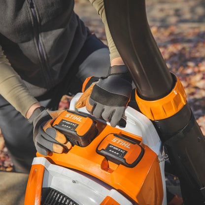 STIHL BRA 600 Accu Rugbladblazer set met 2 accu's en lader (2x AP 30 + AL 501)